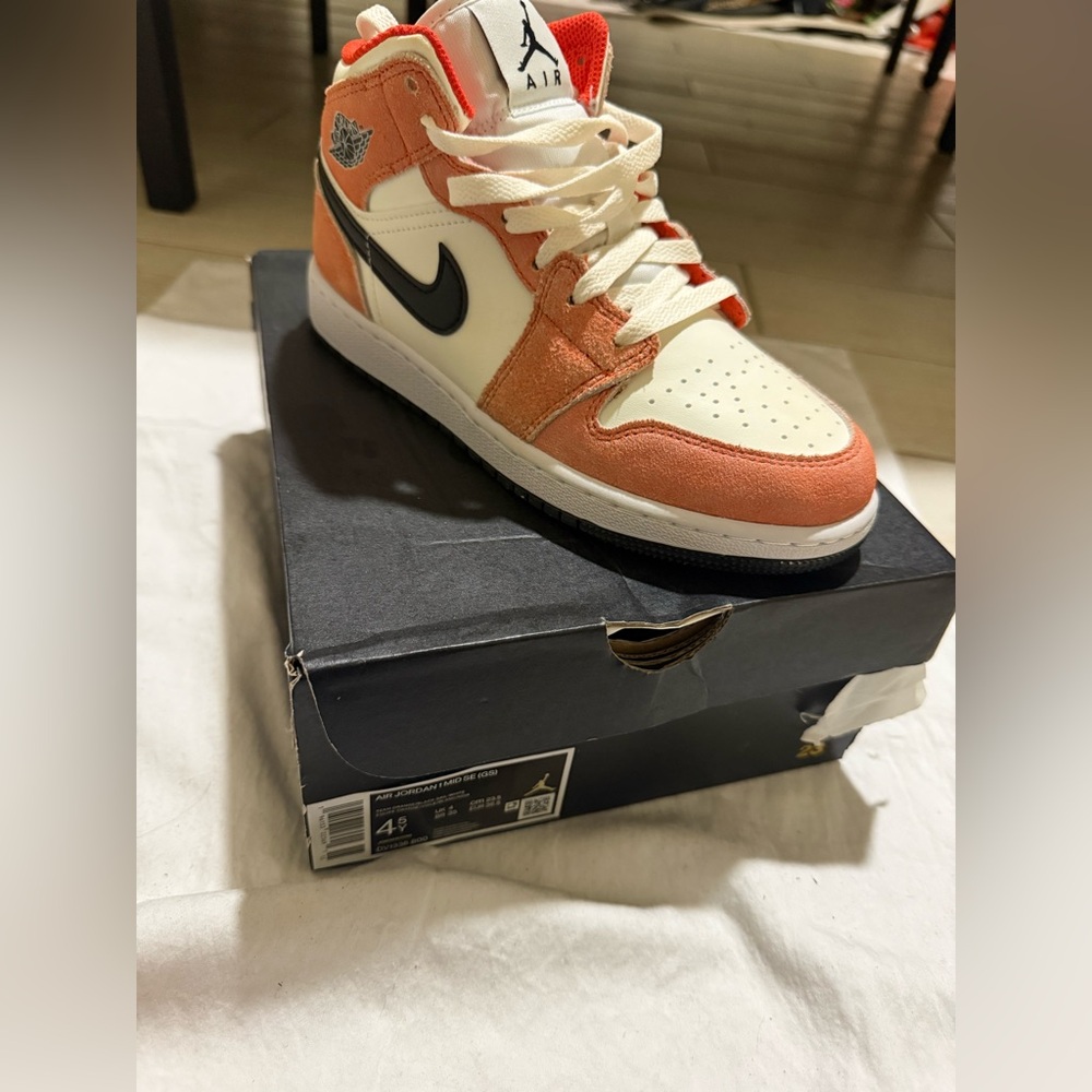 New Never Worn Nike Jordan 1 Mid SE